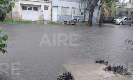 Cuadrillas municipales trabajan en distintos barrios para desobstruir desagües y acelerar el escurrimiento del agua tras el temporal. Cuadrillas municipales trabajan en distintos barrios para desobstruir desagües y acelerar el escurrimiento del agua tras el temporal.
