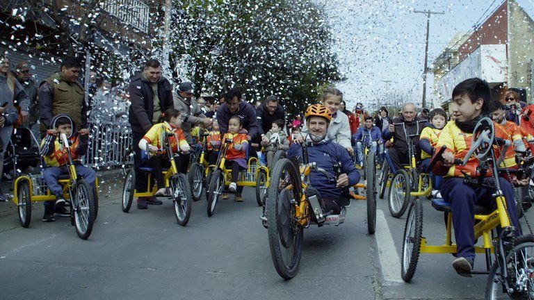 Convenció a Juan José Campanella de hacer un documental.
