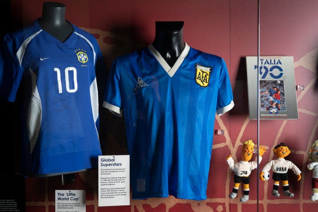 La camiseta que Diego Armando Maradona utilizó contra Inglaterra en el Mundial de 1986 recibió una oferta inicial de 5.000.000 de dólares.