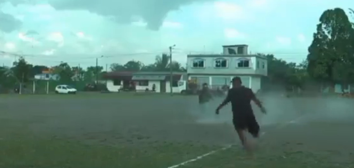 Sicarios irrumpieron en un partido de fútbol a los tiros en un intento de asesinato
