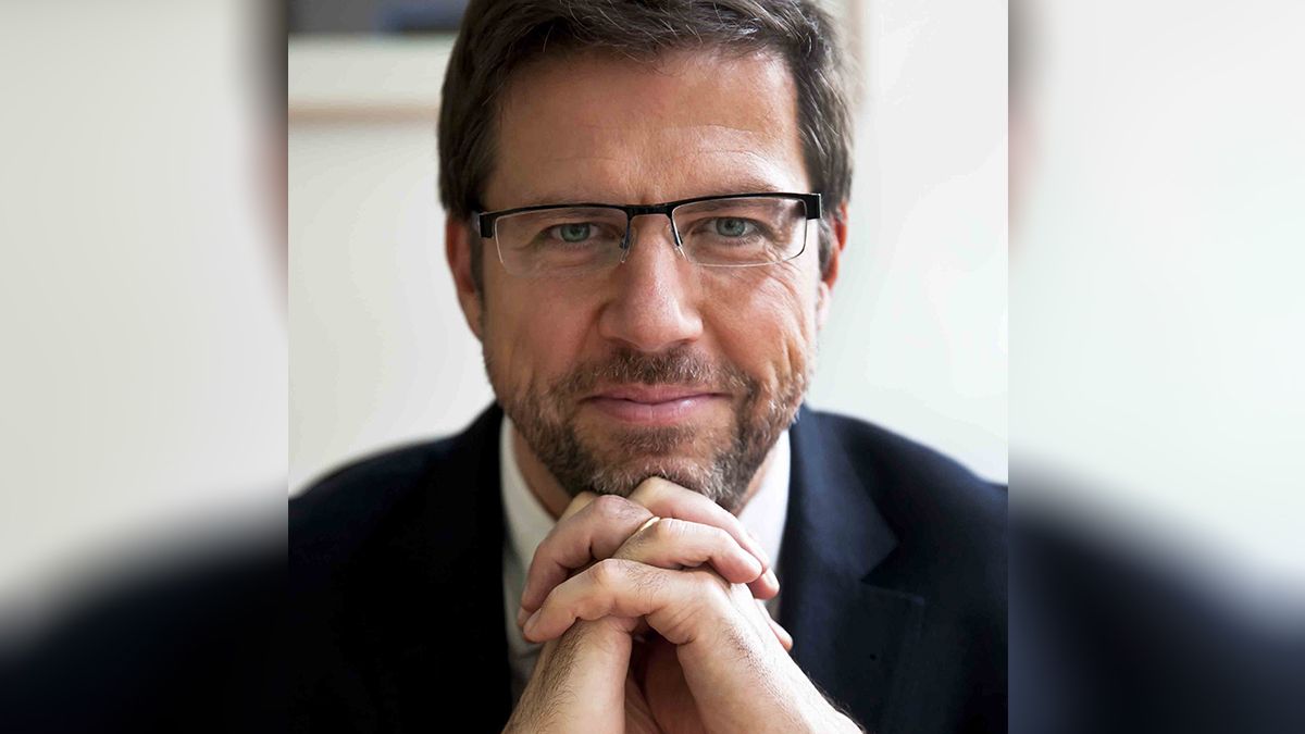 ”Reconocer que no sabemos, pedir ayuda a tiempo, escuchar con intención de aprender e incluso saber dar un paso al lado cuando sea necesario”, son algunos de los valores que destaca el español Joan Clotet, asesor en talento e innovación digital.