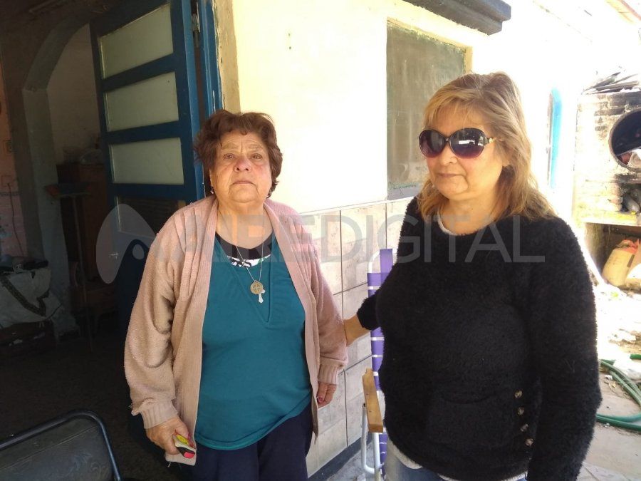 Hipólita, la víctima del cuantioso robo en Colastiné Norte, junto a Elsa, la hija de la mujer.