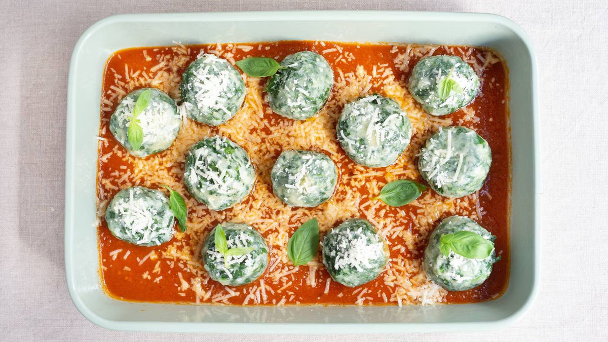 Los malfatti van muy bien con salsa de tomates y queso rallado. Los malfatti van muy bien con salsa de tomates y queso rallado.