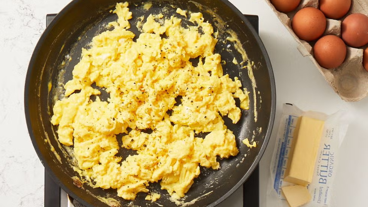 El revuelto de huevo y queso es una receta muy simple. El revuelto de huevo y queso es una receta muy simple.
