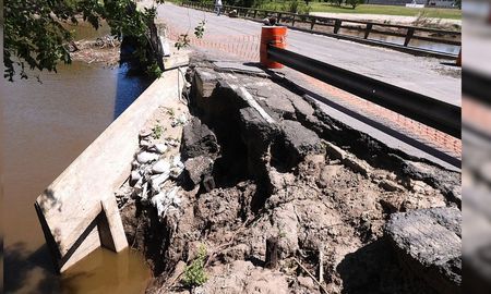 El tránsito sigue interrumpido sobr el río Carcaraña en la ex Ruta Nacional 9. Vialidad Nacional ejecuta tareas urgentes para garantizar la circulación segura. El tránsito sigue interrumpido sobr el río Carcaraña en la ex Ruta Nacional 9. Vialidad Nacional ejecuta tareas urgentes para garantizar la circulación segura.