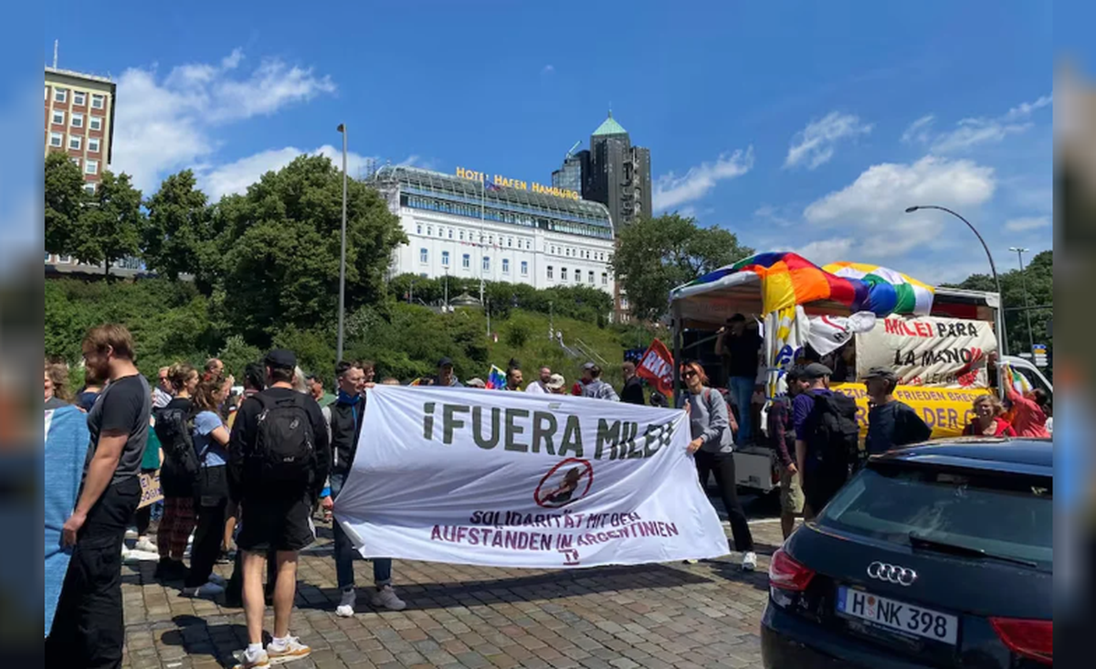Protestas en el recibimiento a Javier Milei en Hamburgo. Protestas en el recibimiento a Javier Milei en Hamburgo.