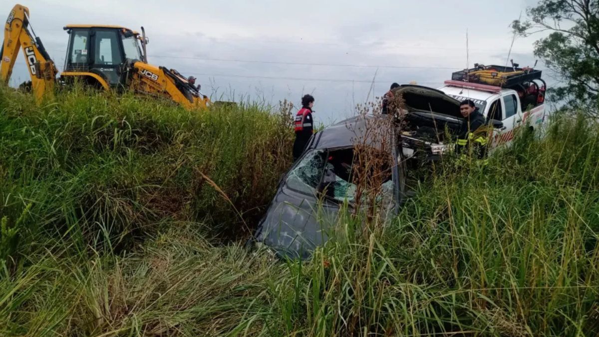 El auto dio cuatro vuelcos tras impactar contra un bache en la ruta nacional 11 en el norte de Santa Fe.