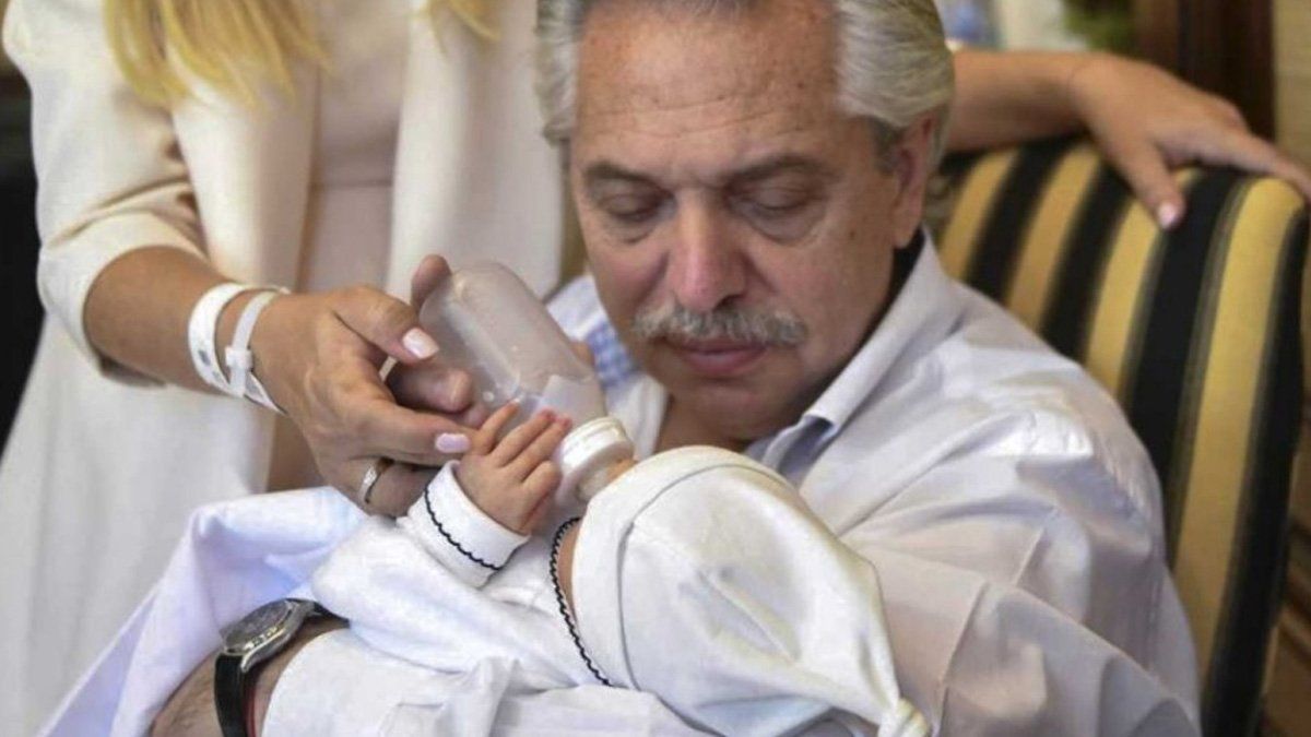 Aseguran que Alberto Fernández no usó fondos públicos para comprar mamaderas a su hijo.