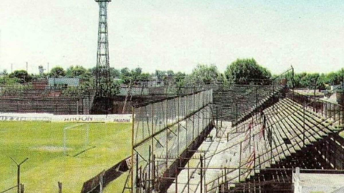 El viejo estadio de Colón con tribunas de maderas. El viejo estadio de Colón con tribunas de maderas.