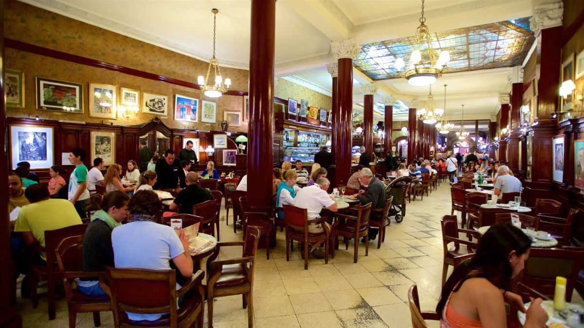 Café Tortoni es uno de los bares más históricos de Buenos Aires.
