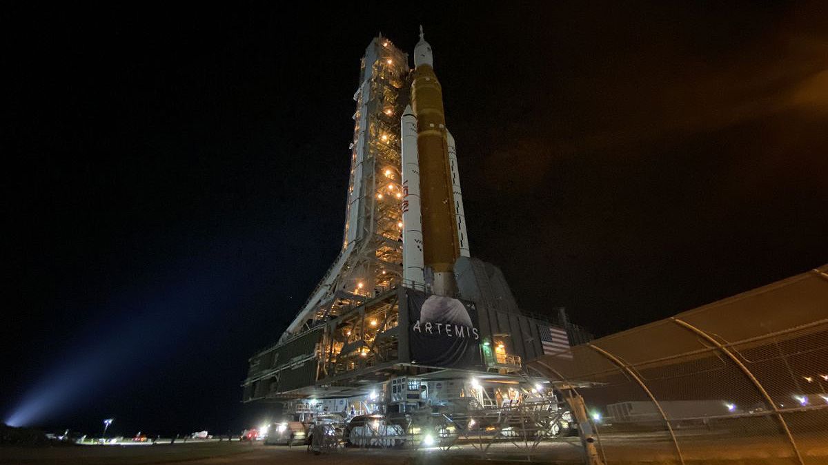 El megacohete ya está en la plataforma de lanzamiento.