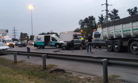 accidente de pelicula: nueve vehiculos colisionaron, causando que colapsara el transito accidente de pelicula: nueve vehiculos colisionaron, causando que colapsara el transito