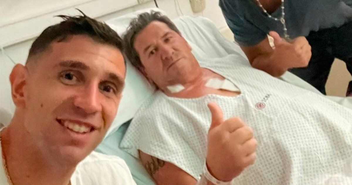 Emiliano Dibu Martínez viajó de urgencia a Argentina para acompañar a su padre en una operación.