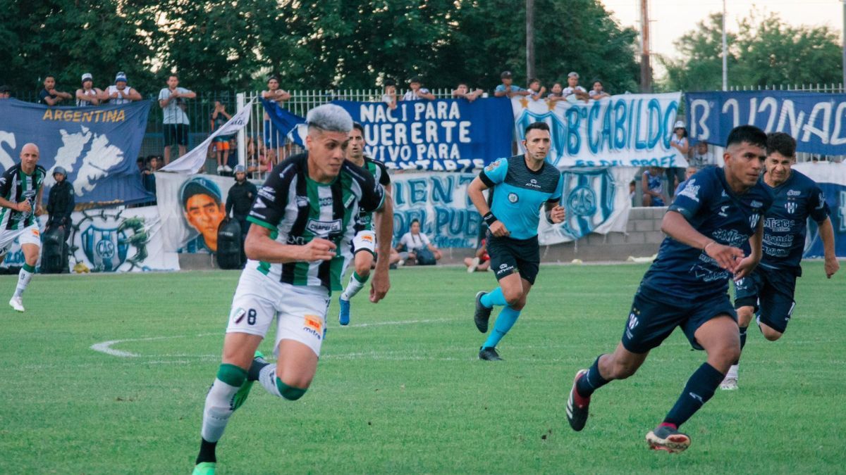 Sarmiento La Banda superó 3 a 1 a Villa Mitre en otro partido polémico y quedó a un partido de ascender a la Primera Nacional.