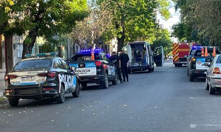 Una mujer fue brutalmente agredida por su ex en un edificio de Francia al 2700. Él tenía una restricción y terminó con una herida en el cuello. Una mujer fue brutalmente agredida por su ex en un edificio de Francia al 2700. Él tenía una restricción y terminó con una herida en el cuello.