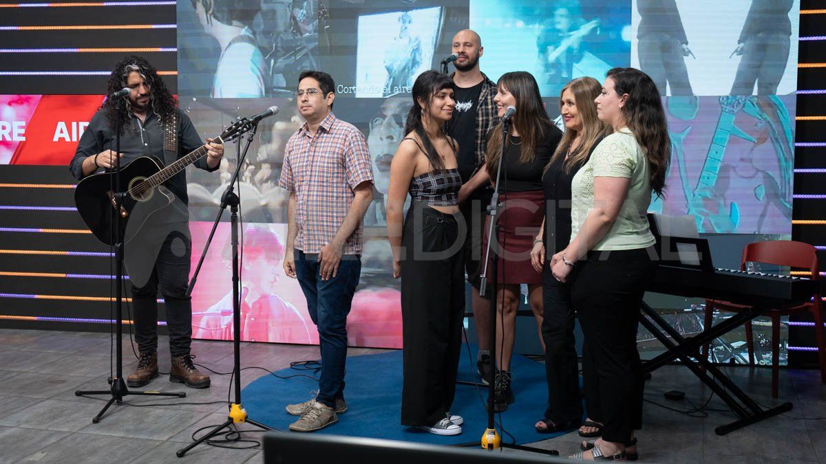 Agrupación Coral Municipal Santo Tomé (Susana Caligaris, Lucila Cova, Pablo Caracha, Paloma López, Milagros Saravia, Gabriel Weppler y José Zanaschi) que interpretaron en vivo algunas canciones de García. Agrupación Coral Municipal Santo Tomé (Susana Caligaris, Lucila Cova, Pablo Caracha, Paloma López, Milagros Saravia, Gabriel Weppler y José Zanaschi) que interpretaron en vivo algunas canciones de García.
