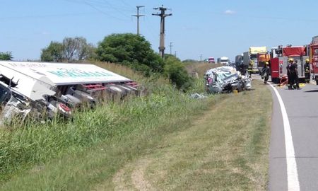 Impactante. Así quedó el camión y la Kangoo tras el choque fatal. Impactante. Así quedó el camión y la Kangoo tras el choque fatal.