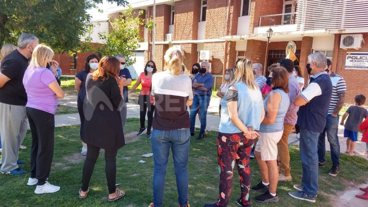 Los vecinos se concentraron en la comisaría para luego marchar hacia el Puente Carretero, a fin de visibilizar la problemática y pedir respuestas al Estado.