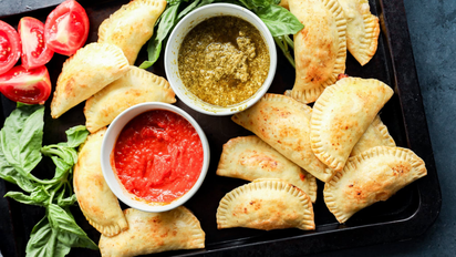 Ni carne ni pollo: la receta de empanadas caprese que es furor y el truco para que no se escape el queso