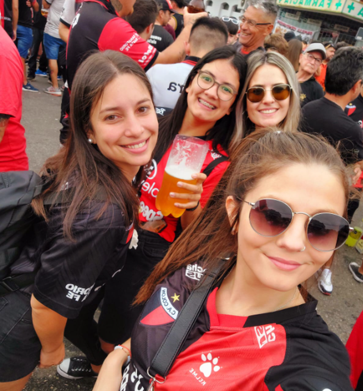 Paloma en la previa de Colón vs. Talleres tras llegar del recital de Taylor Swift. Paloma en la previa de Colón vs. Talleres tras llegar del recital de Taylor Swift.