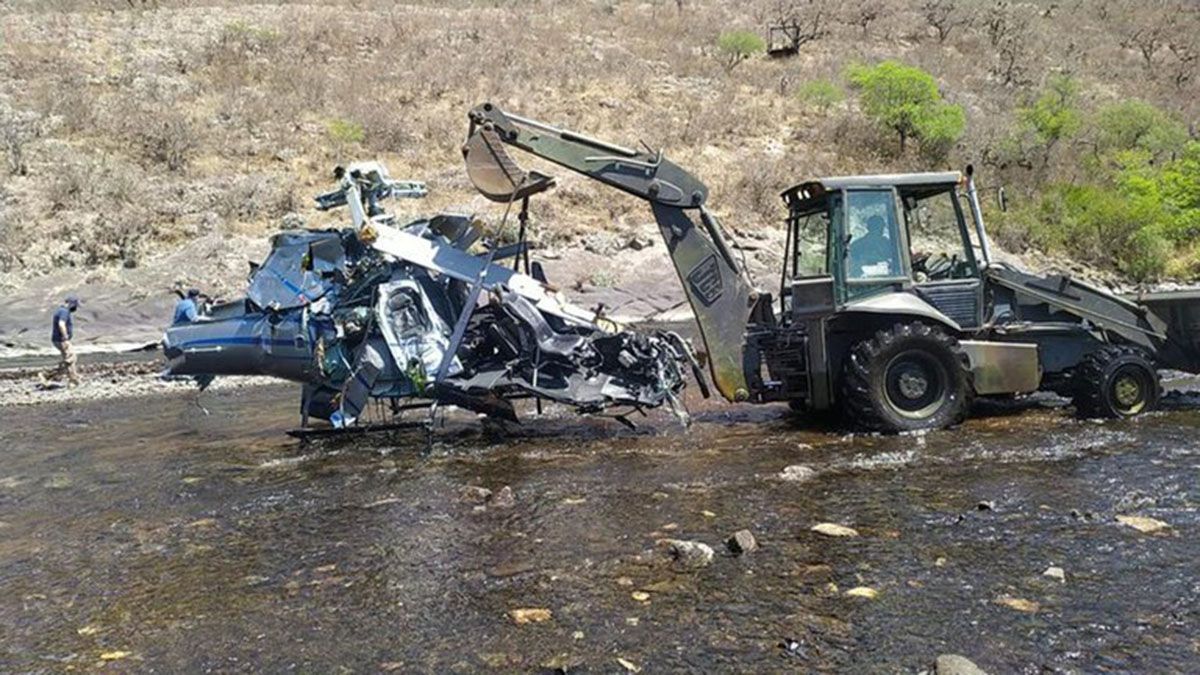 Los restos del helicóptero fueron trasladados este domingo hacia el taller aeronáutico de los hangares de Aviación Civil del Gobierno de Salta.