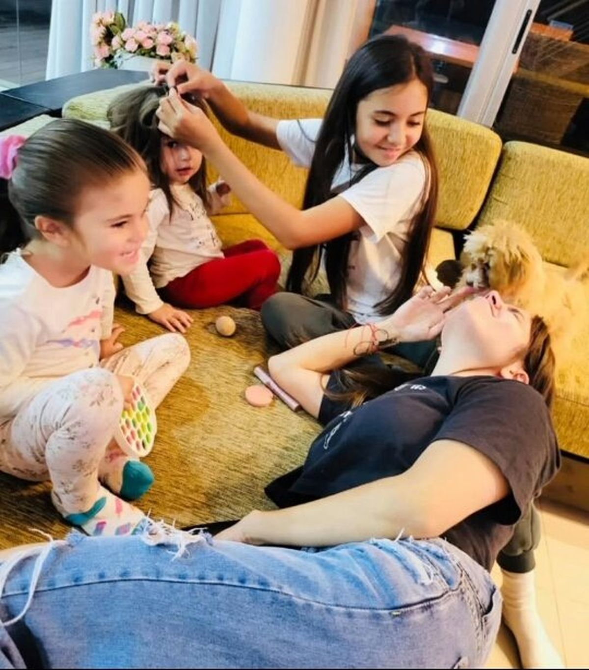 Las hijas de Romina Uhrig adoran a Caramelo, el perrito.