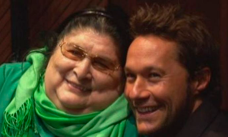 Diego Torres rememoró otro dueto: el de su participación en el último material en estudio que realizó, Cantora, un viaje íntimo. Juntos compartieron un momento emocionante y muy personal, interpretando Zamba para Olvidarte meses antes de la muerte de “La Negra Diego Torres rememoró otro dueto: el de su participación en el último material en estudio que realizó, Cantora, un viaje íntimo. Juntos compartieron un momento emocionante y muy personal, interpretando Zamba para Olvidarte meses antes de la muerte de “La Negra