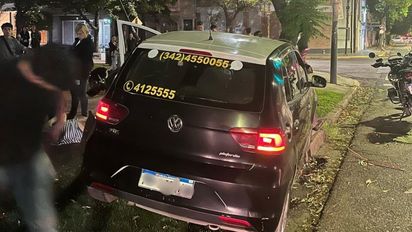 Un taxista se descompensó y terminó atropellando un árbol en la plaza Constituyentes