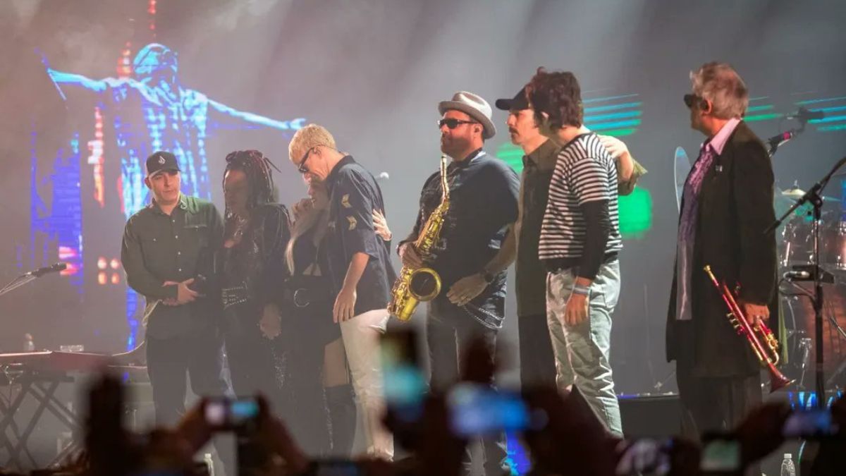 Los integrantes de Los Fundamentalistas se abrazaron sobre el escenario en un emotivo homenaje al Indio Solari en Comodoro Rivadavia.