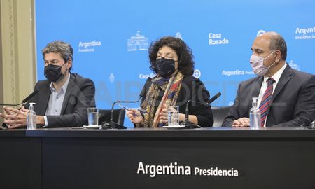El jefe de Gabinete, Juan Manzur, acompañado por los ministros Matías Lammens (Turismo y Deportes) y Aníbal Fernández (Seguridad) y la ministra Carla Vizzotti (Salud) brindaron una conferencia de prensa para referirse a las medidas dispuestas para el regreso del público a los partidos de fútbol. El jefe de Gabinete, Juan Manzur, acompañado por los ministros Matías Lammens (Turismo y Deportes) y Aníbal Fernández (Seguridad) y la ministra Carla Vizzotti (Salud) brindaron una conferencia de prensa para referirse a las medidas dispuestas para el regreso del público a los partidos de fútbol.