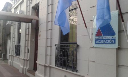 Continuarán privados de su libertad tres funcionarios policiales a los que se investiga por integrar una asociación ilícita que cometía delitos en Frontera y en Josefina (departamento Castellanos) abusando de sus funciones como integrantes de la policía de la provincia de Santa Fe. Continuarán privados de su libertad tres funcionarios policiales a los que se investiga por integrar una asociación ilícita que cometía delitos en Frontera y en Josefina (departamento Castellanos) abusando de sus funciones como integrantes de la policía de la provincia de Santa Fe.