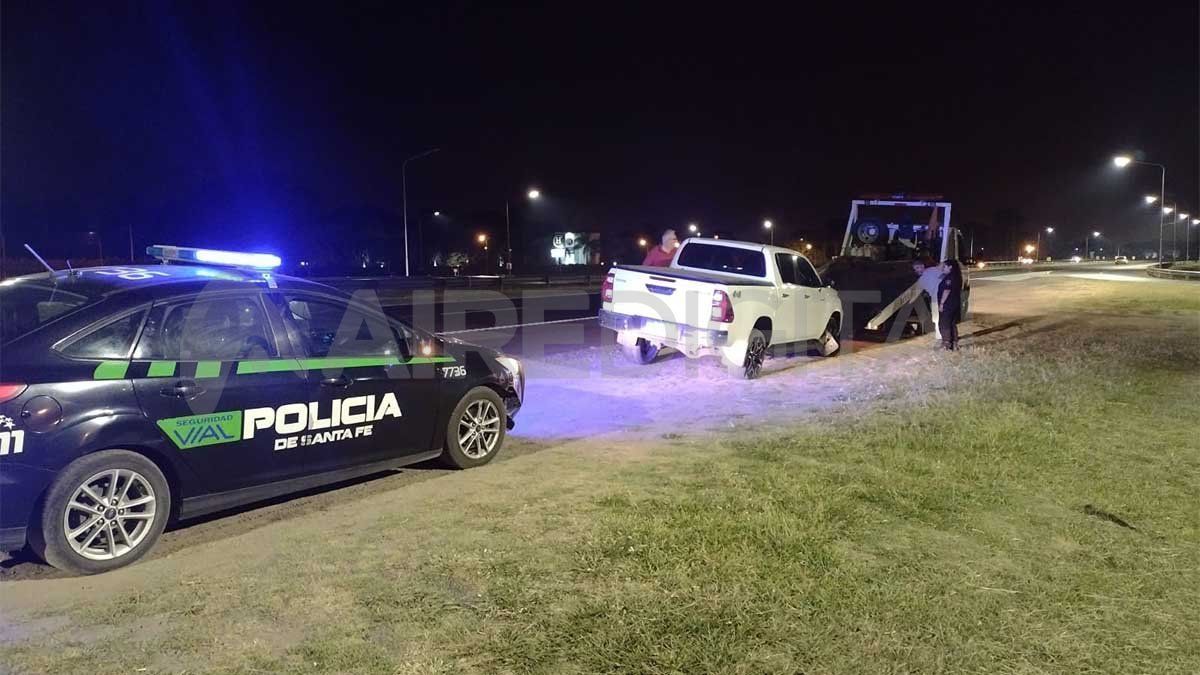 Dos conductores de vehículos chocaron contra adoquines en la autoista Santa Fe Rosario