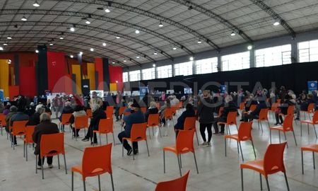 El fin de semana largo los vacunatorios de la ciudad no trabajaron por faltante de gente turnable, es decir mayores de 18 años con la posibilidad de recibir una dosis de la vacuna covid. El fin de semana largo los vacunatorios de la ciudad no trabajaron por faltante de gente turnable, es decir mayores de 18 años con la posibilidad de recibir una dosis de la vacuna covid.