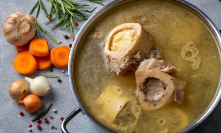 Jordi Cruz, chef Michelin, y la receta de sopa con colágeno: “Lleva 1 kilo de huesos por 2 litros de agua” Jordi Cruz, chef Michelin, y la receta de sopa con colágeno: “Lleva 1 kilo de huesos por 2 litros de agua”