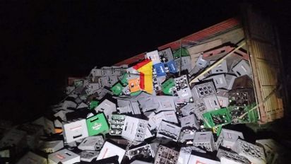 Accidente en la ruta 1: un camión que llevaba cajones de cerveza atropelló un caballo y perdió su carga