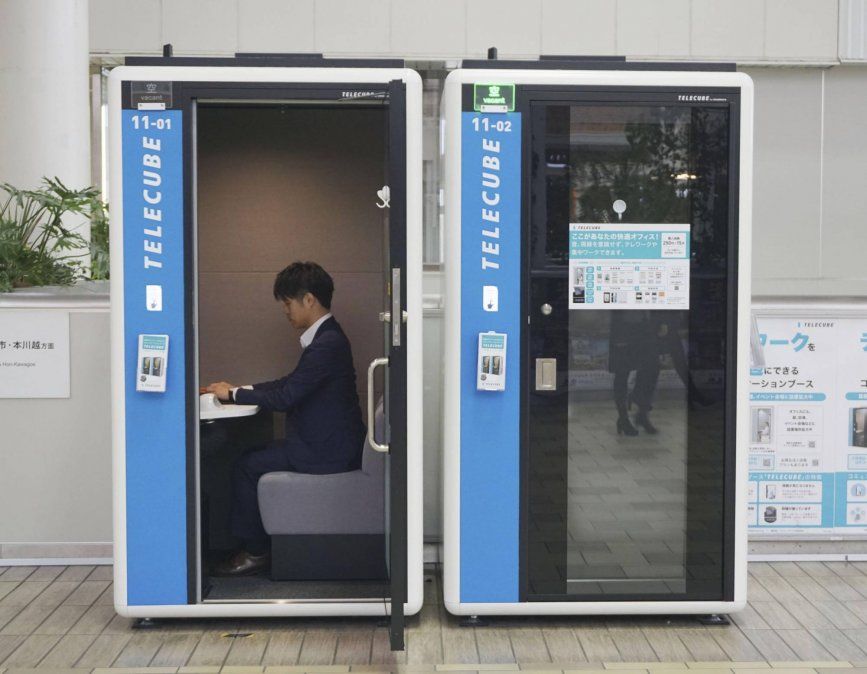 Furor en Japón por las mini oficinas con forma de cabinas telefónicas