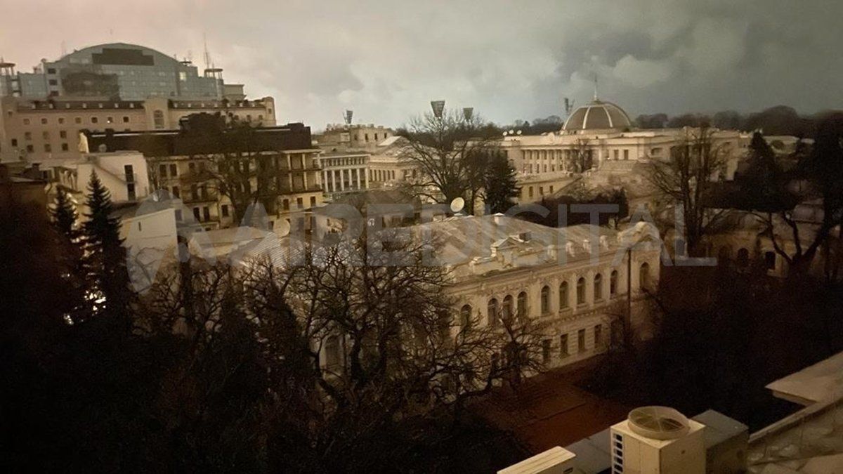 El hotel Natsionaly está enclavado en pleno centro de la capital de Ucrania, a una cuadra y media de la Rada.