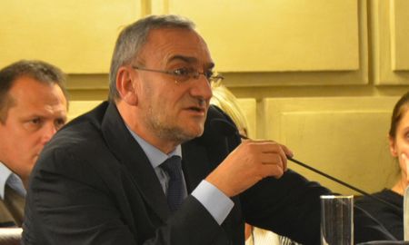 Alcides Calvo, senador miembro del bloque justicialista y presidente de la Comisión de Presupuesto y Hacienda. Alcides Calvo, senador miembro del bloque justicialista y presidente de la Comisión de Presupuesto y Hacienda.