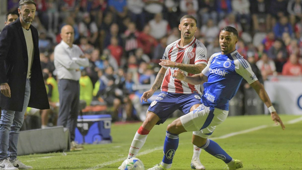 Unión es uno de los equipos del fútbol argentino que sueña con clasificar a las copas internacionales. Unión es uno de los equipos del fútbol argentino que sueña con clasificar a las copas internacionales.