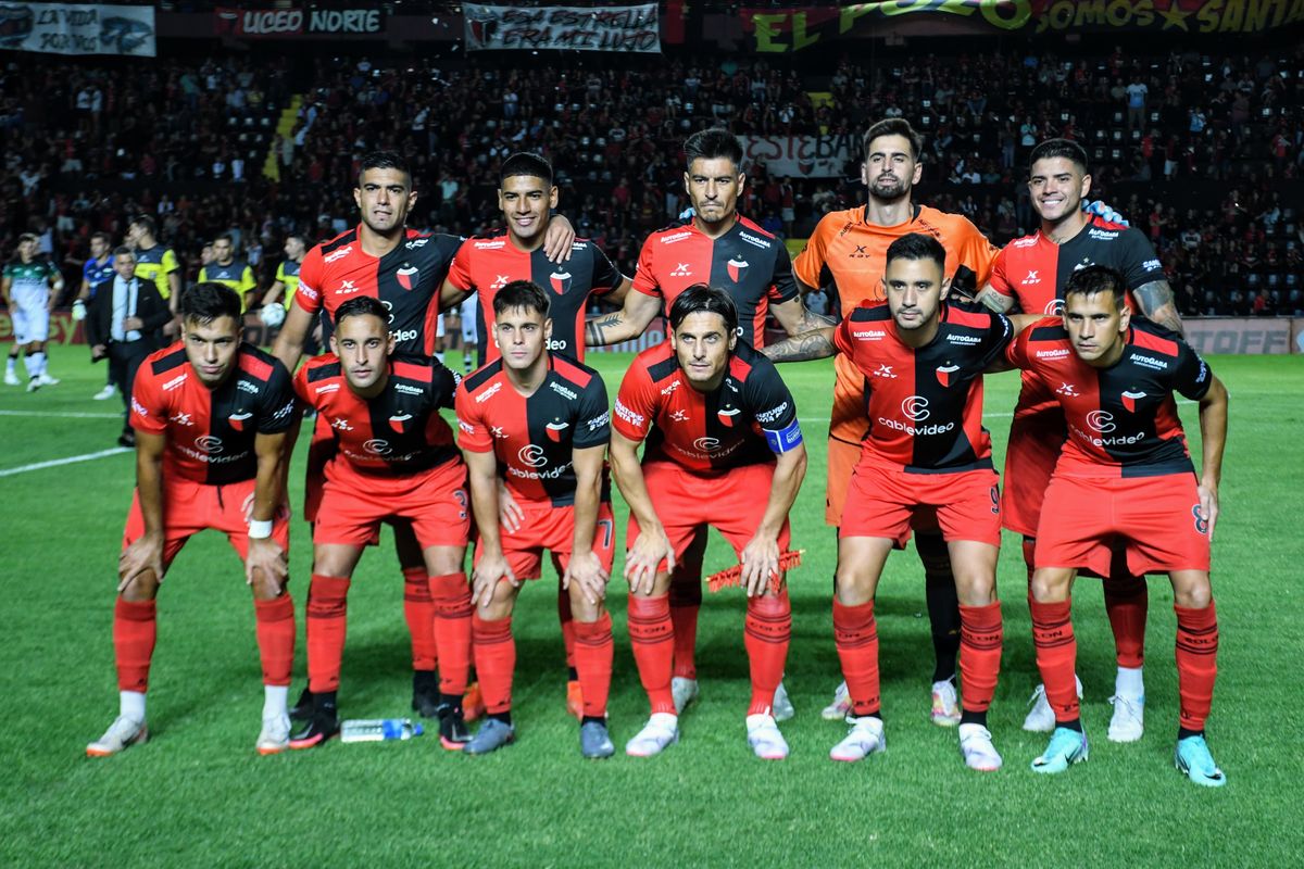 El equipo de Colón ante Nueva Chicago en el estadio Brigadier López. El equipo de Colón ante Nueva Chicago en el estadio Brigadier López.