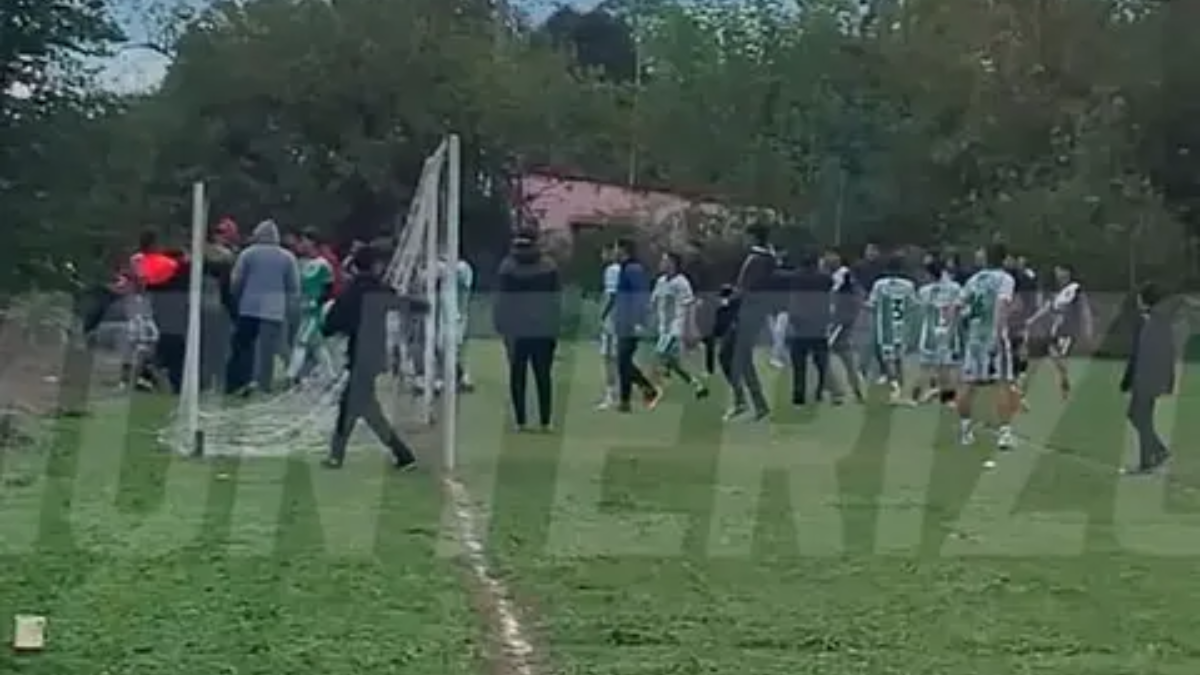 En medio de un partido de fútbol se desató una batalla campa en Tucumán.