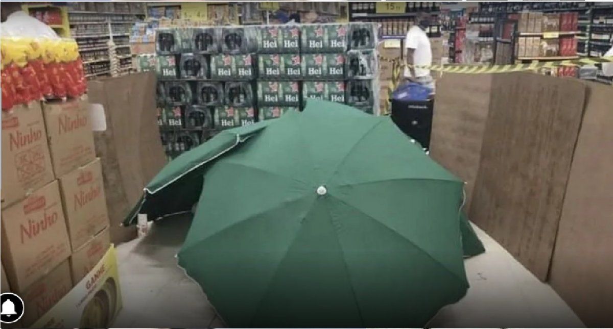 Muri&oacute; un trabajador en un supermercado y lo taparon con sombrillas para no cerrar