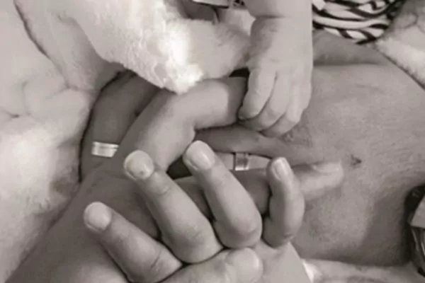 Un Fundación de derechos humanos de Colombia denunció el hecho y compartió el video en el que la niña es separada de su mamá adoptiva. 