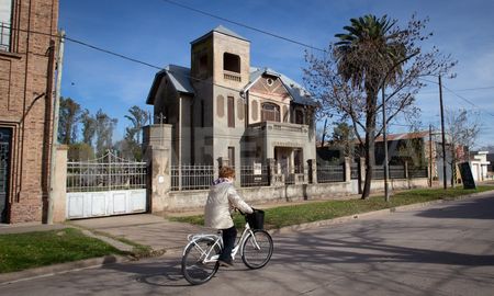 Zenón Pereyra desafía el concepto tradicional de turismo rural al integrar su mística masónica y su herencia piamontesa en una propuesta que hoy compite por el reconocimiento máximo de la ONU. Zenón Pereyra desafía el concepto tradicional de turismo rural al integrar su mística masónica y su herencia piamontesa en una propuesta que hoy compite por el reconocimiento máximo de la ONU.