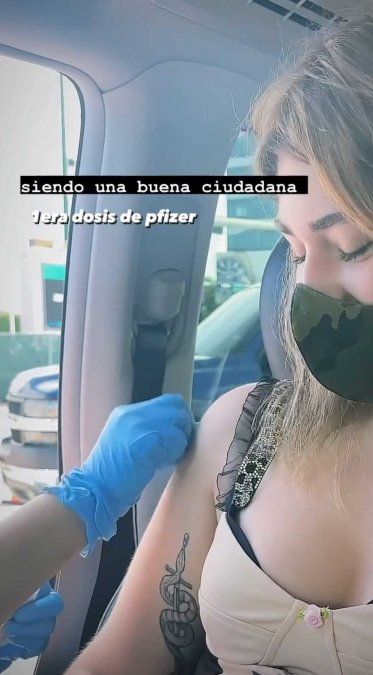 Martita Fort recibiendo la primera dosis de Pfizer en Miami.