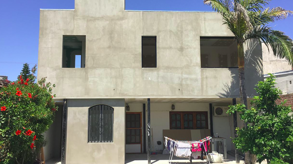 Vista trasera de casa construida con steel frame.