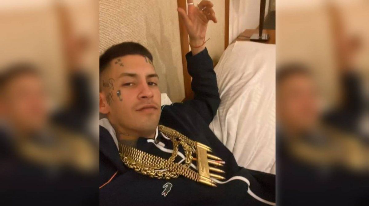 A L-Gante le gustan los accesorios extravagantes.