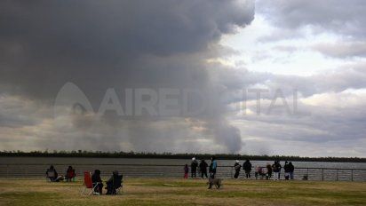 Aire de Santa Fe | incendios delta del paraná frente a rosario 004 _9x16.jpg