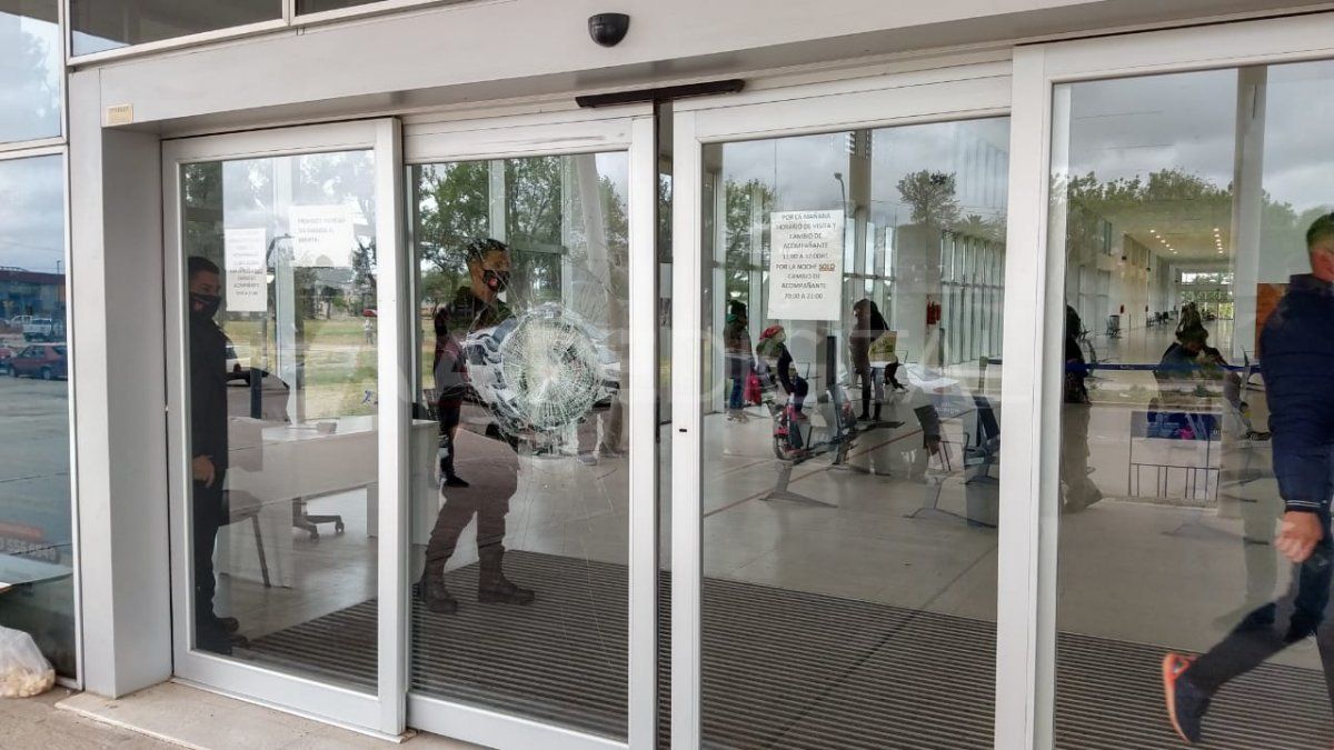 La puerta del Hospital Iturraspe atacada a piedrazos por un hombre fuera de sí