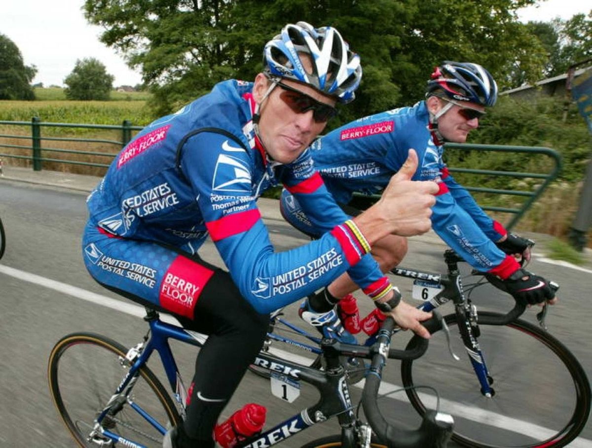 Armstrong junto a su compatriota Floyd Landis, con quien integró el equipo US Postal y que, en 2010, revelaría las “habituales prácticas de doping” en esta escuadra. A partir de allí, el texano estuvo cada vez más acorralado por las denuncias en su contra.